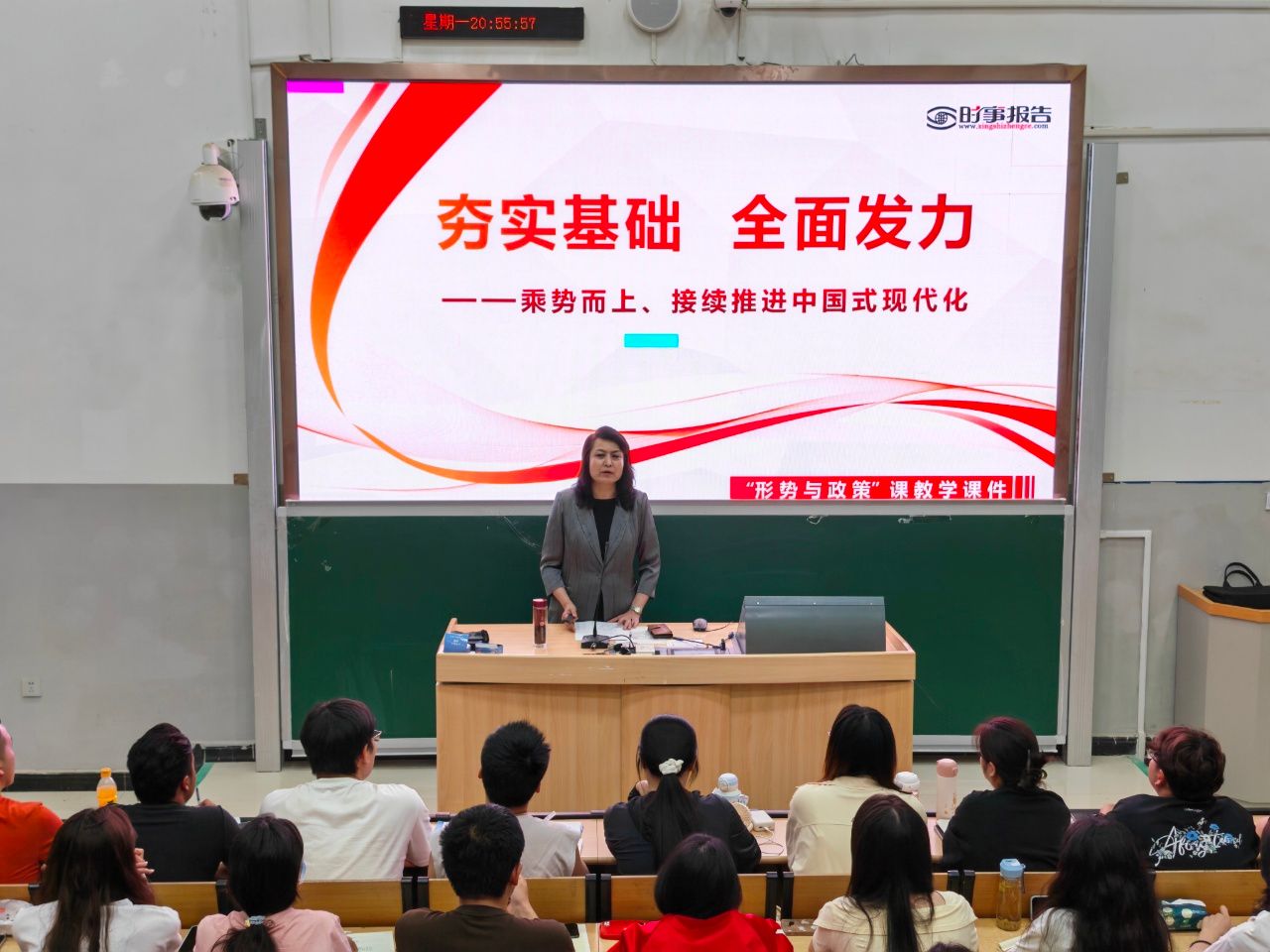 校党委副书记、校长帕力旦·吐尔逊为beat365官网学生讲授思政课